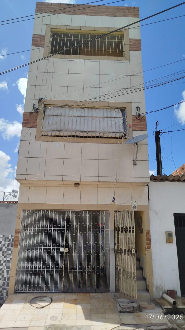 Prédio com Três Apartamentos Verticais - MUTIRÃO, GOIANA/PE.